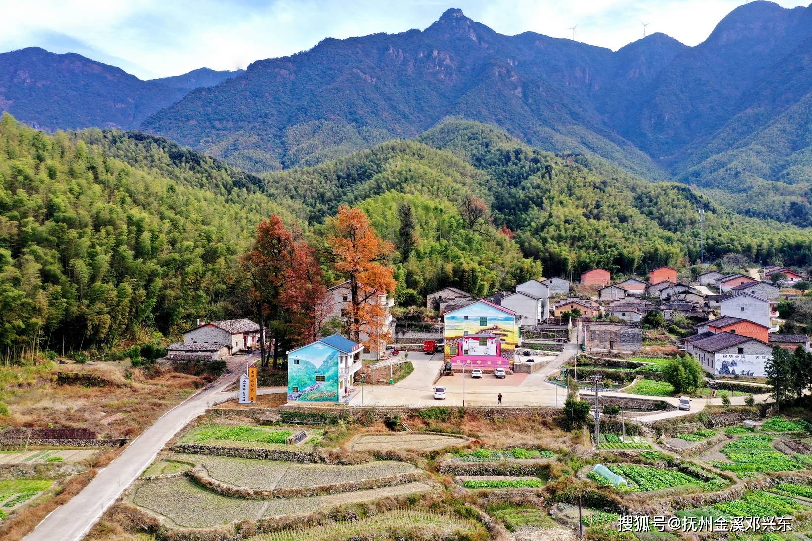 2021年12月14日,无人机拍摄下的江西省抚州市金溪县何源镇老郑家村,山