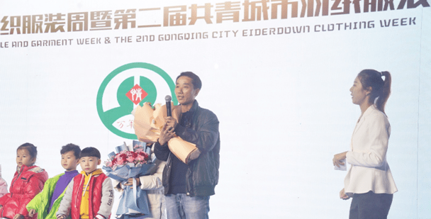 协会副会长杨晓东,省工信厅副厅长谢志峰等省直和地市领导陪同巡馆