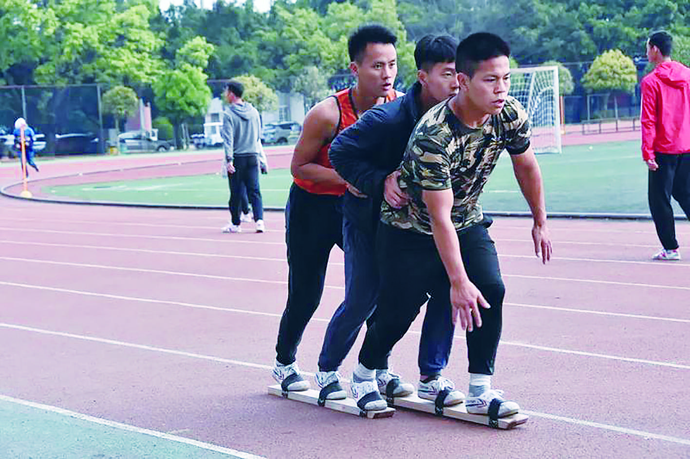 在团结协作中竞速访云南少数民族传统体育基地之板鞋竞速