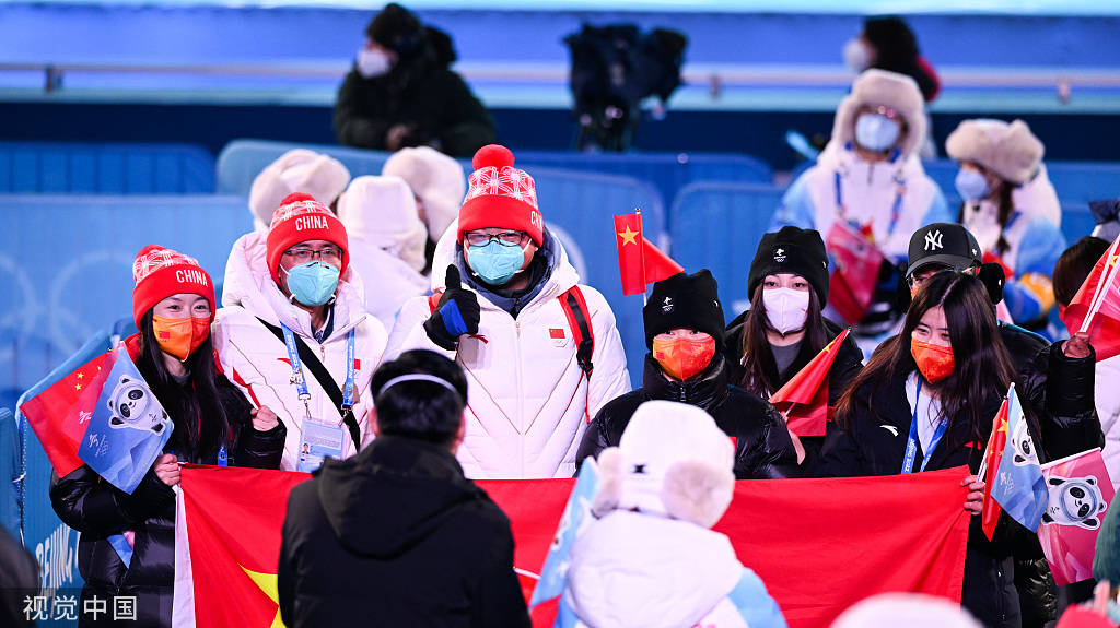 组图冬奥会赛场下的可爱观众挥手呐喊加油助威