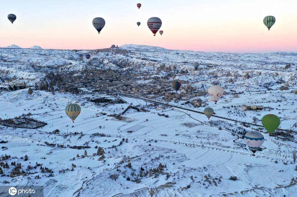 土耳其热气球扮靓天空 鸟瞰卡帕多西亚冰雪世界 搜狐大视野 搜狐新闻