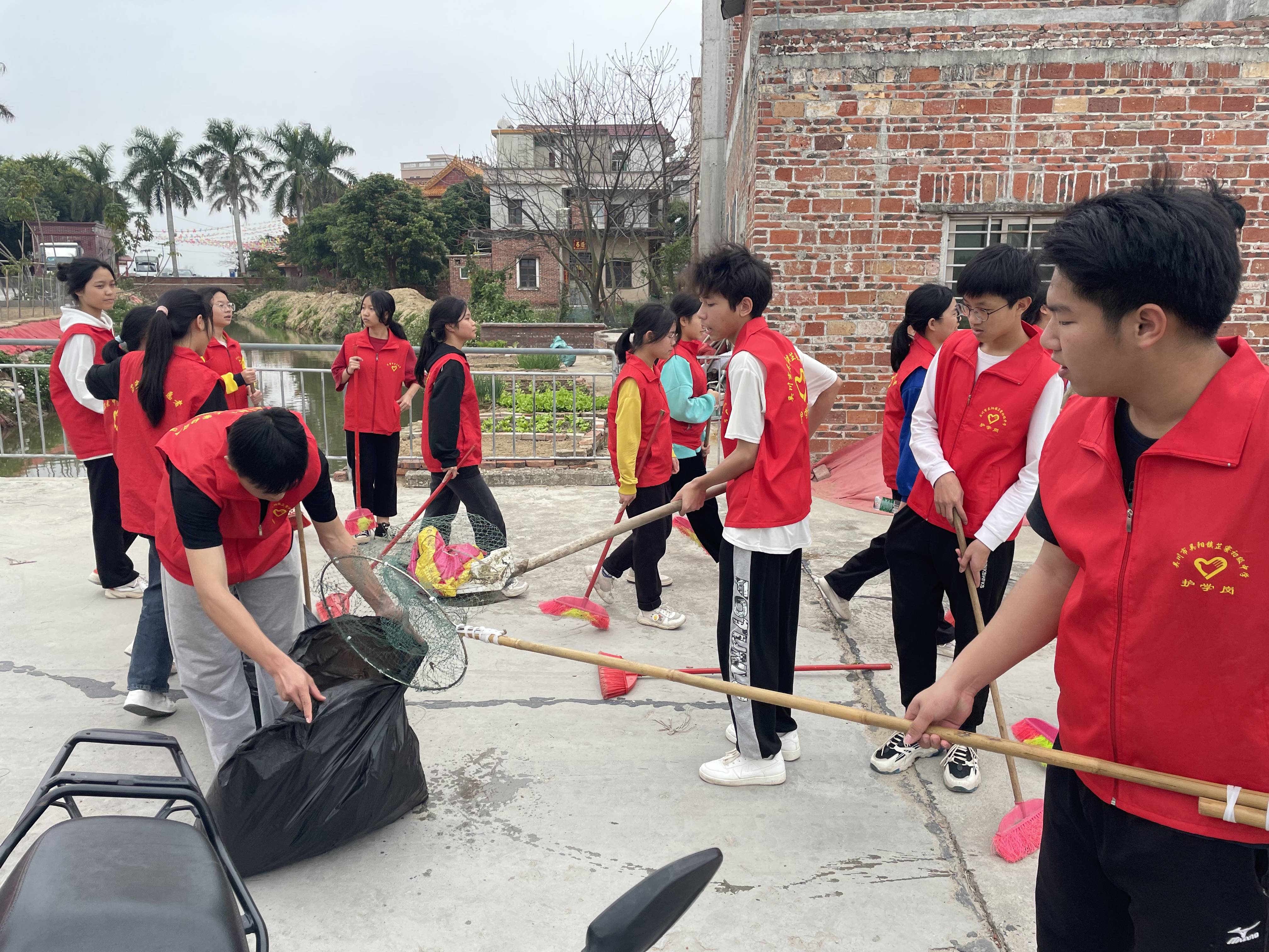 广东吴川芷寮中学举行河小青志愿服务活动