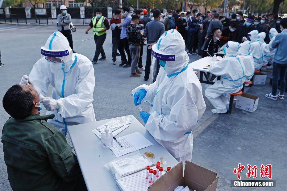 上海加强民众核酸检测全力抗击新冠疫情