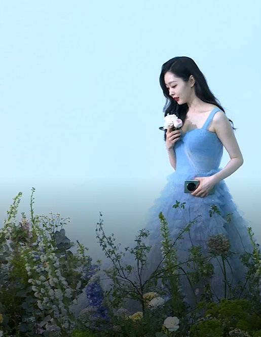 宋轶春日氛围感大片释出 穿梦幻瓷青色长裙超优雅-沐风文化