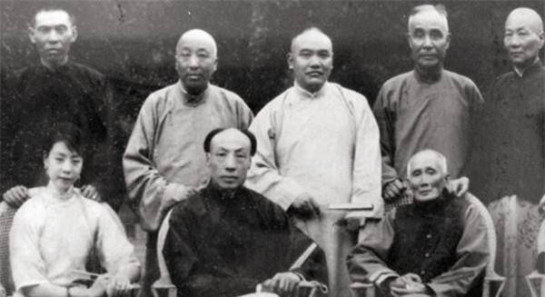 1940年年末,卢小嘉移居台湾以经商为生,直到1960年年末,卢小嘉才去世.