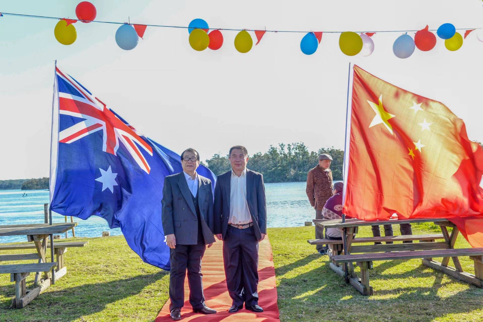 水云间实景拍摄写生基地董事长傅朝辉在码头迎接参会的艺术家国会议员