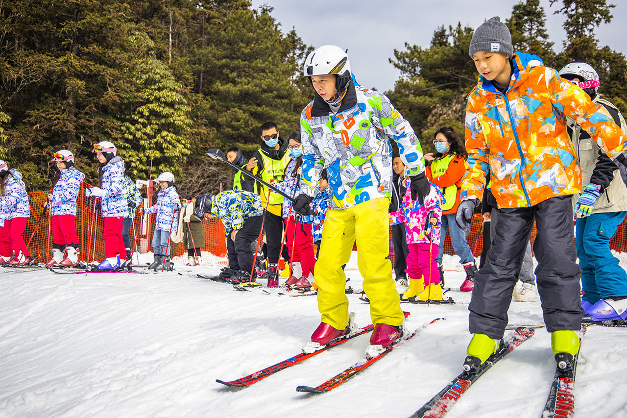 冬游江西，在明月山云海之上滑雪，泡摄生硒温泉水脉温泉