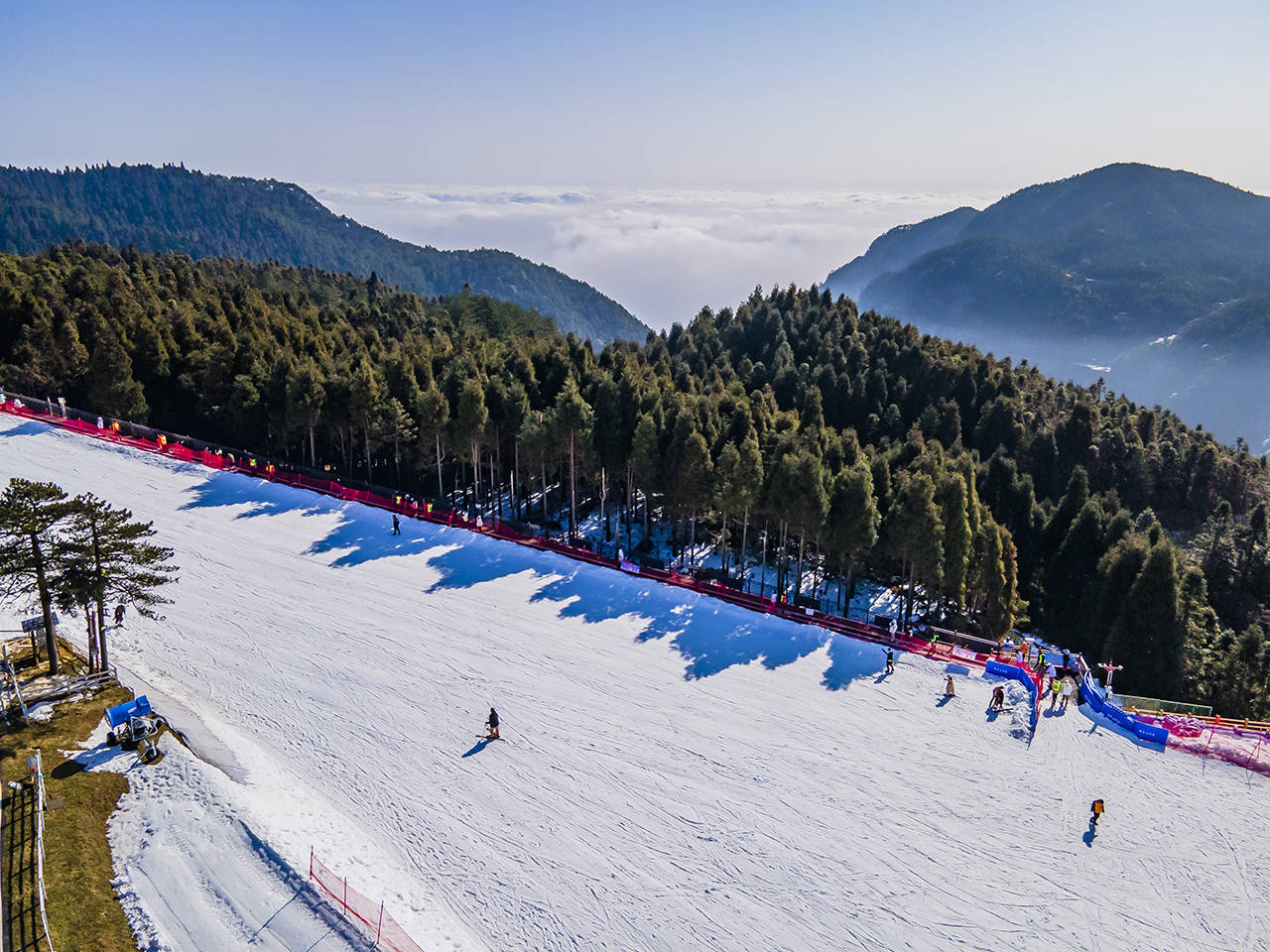 冬游江西，在明月山云海之上滑雪，泡摄生硒温泉水脉温泉