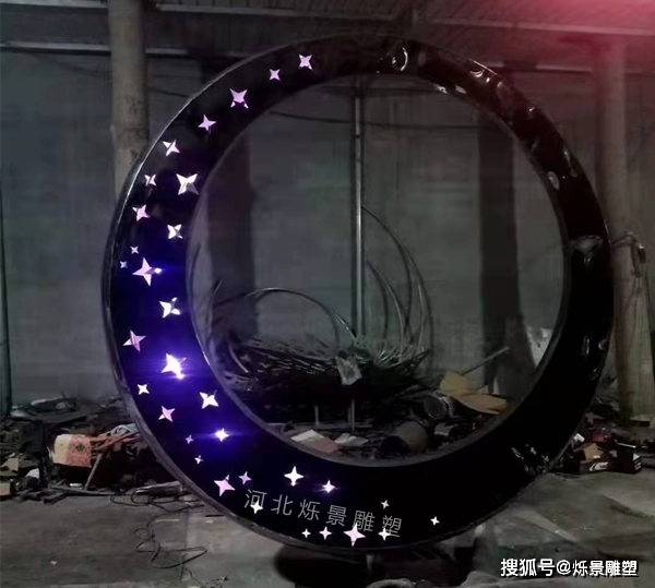 美轮美奂的不锈钢月亮圆环雕塑