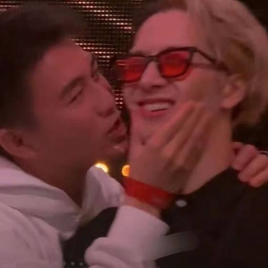 何猷君现身王嘉尔演唱会现场 亲脸颊互动引粉丝尖叫