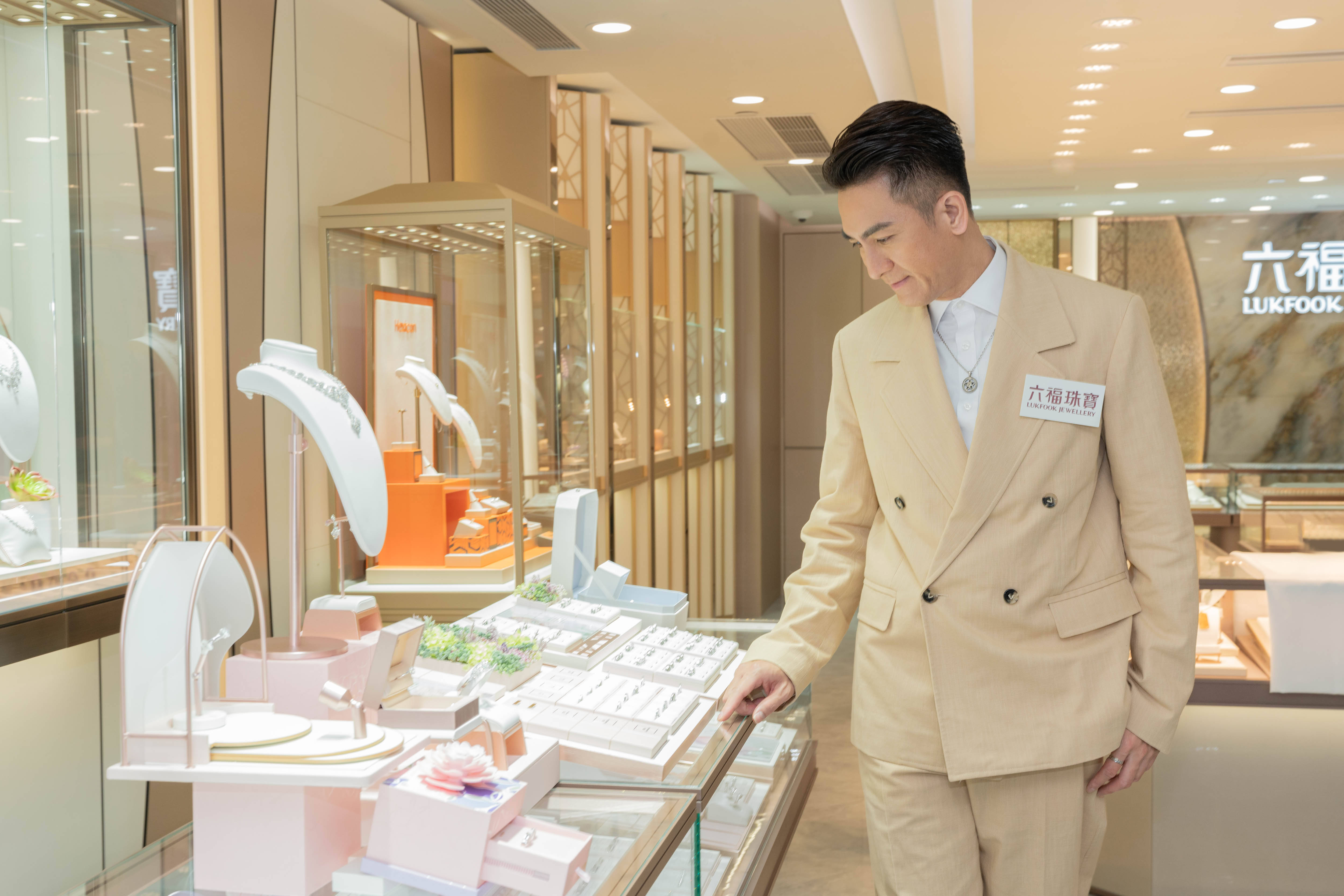 馬國明及湯洛雯宣布訂婚后首次情侶檔公開亮相主持六福珠寶全新形象店開幕(圖5)