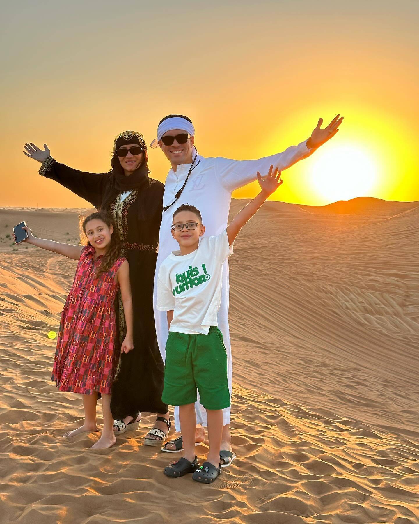 享受生活！莫伊塞斯与家人迪拜度假 穿阿拉伯服饰玩鹰(图)