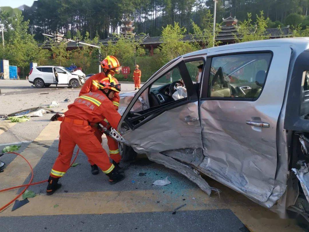 贵州凯里清晨突发车祸消防紧急救援