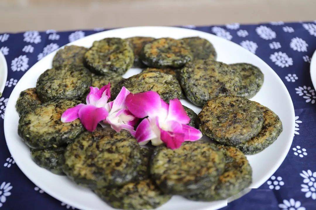 草头塌饼娄塘农家在立夏节气都要吃草头塌饼,草头塌饼看上去黄绿