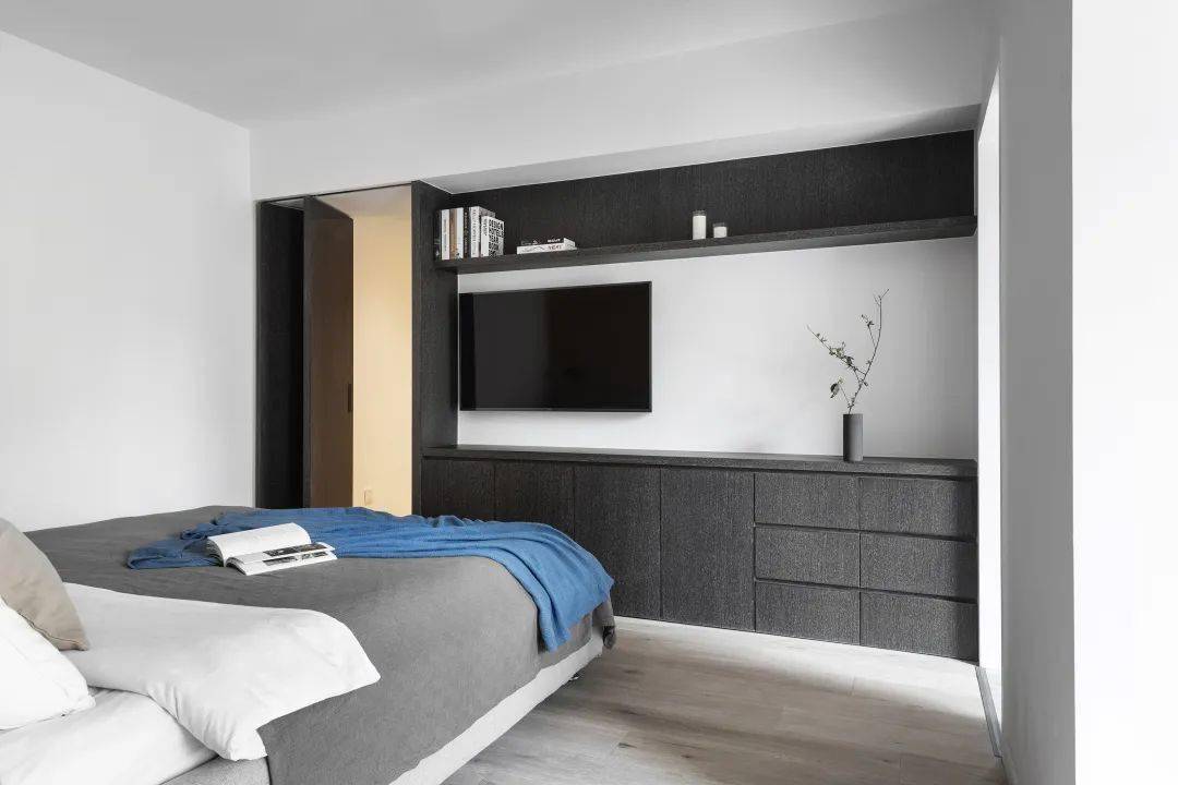 床尾的定制柜 壁挂电视机,也为主人提供了一个实用享受的卧室体验.