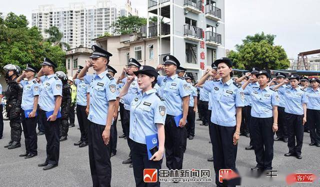 陈柏潢向记者展示自己刚刚拿到的工作证和授衔证书.