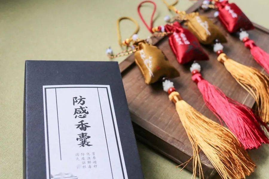唐代医家孙思邈的《千金要方》中有佩"绛囊"避疫气,令人不染"的记载