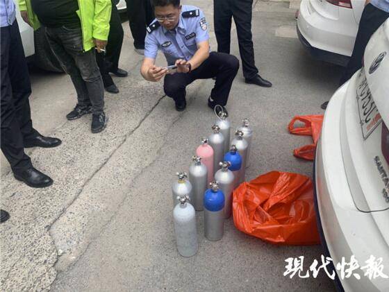 张晓培|两男子开保时捷时吸食“笑气”，被抓时还笑个不停