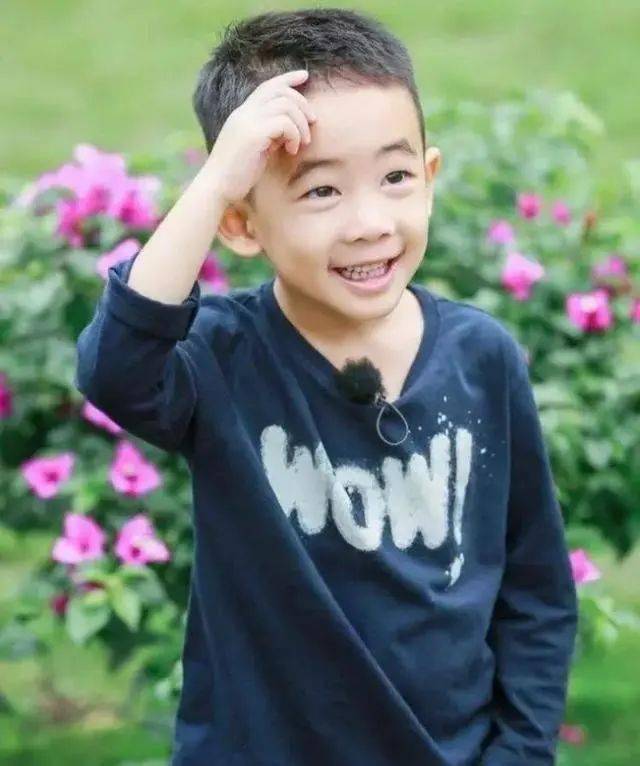 陈小春|Hoho打哈欠软萌可爱？陈小春儿童节晒二胎儿子正面照