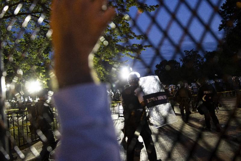 德里克·乔文|弗洛伊德最终尸检结果：死于心肺骤停，新冠病毒检测结果呈阳性