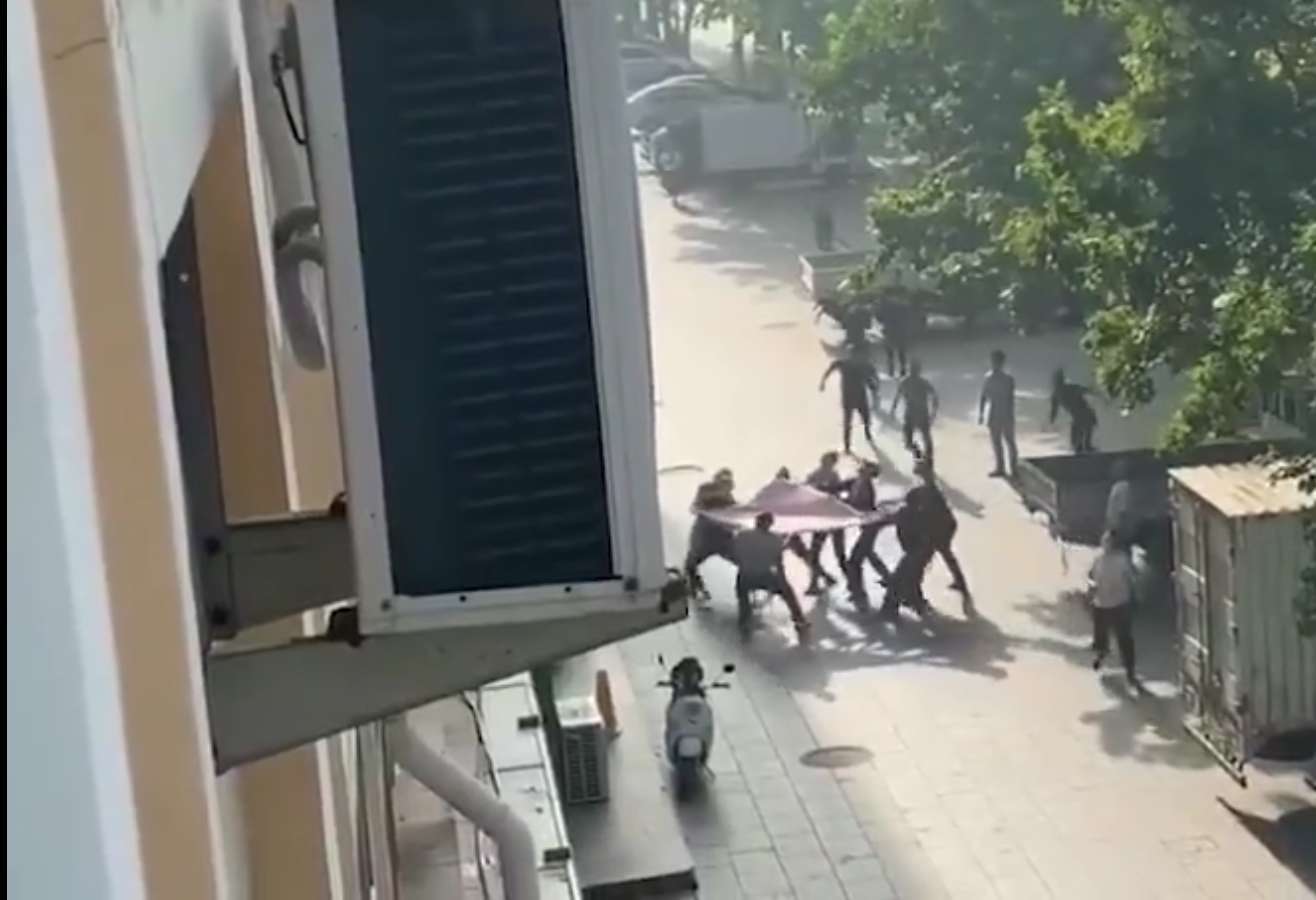 跳楼者|施救者被跳楼者砸成重伤 医院称已手术但未脱离危险