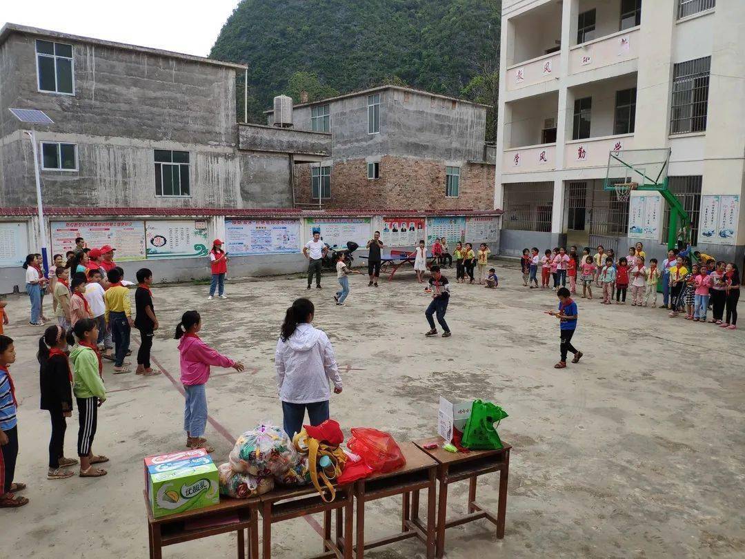 团那坡县委组织青年志愿者到龙合镇德合村果桃村开展关爱留守儿童助力
