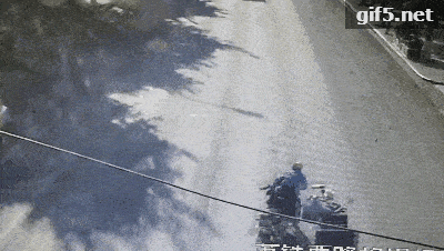 车突然往左转弯,致使毛某避让不及,两车发生碰撞,毛某由于惯性往前飞