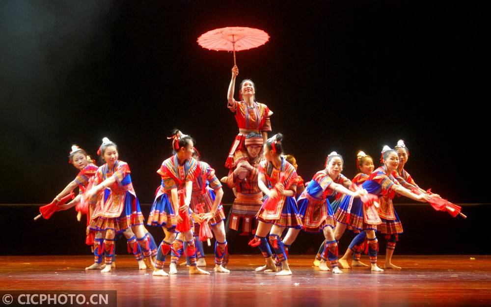在广西贺州市文化艺术中心,基层群众演员在表演瑶族舞蹈《花伞.