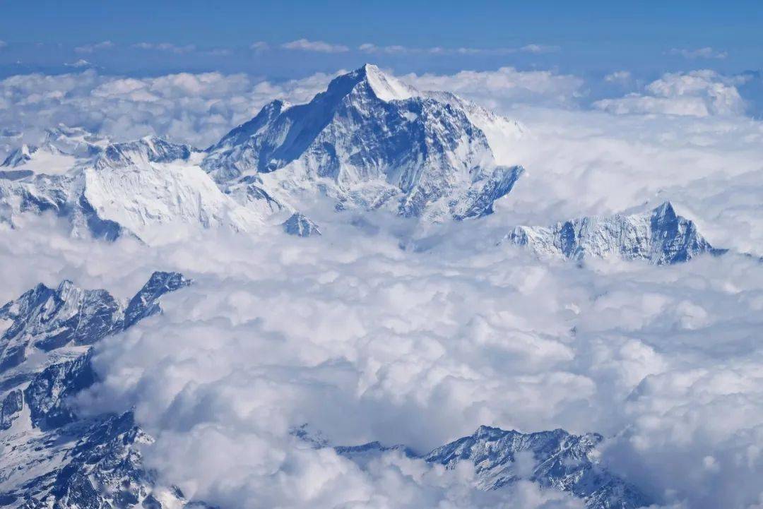 我们都知道,珠穆朗姆峰常年被冰雪所覆盖,而且珠穆朗玛峰所在的