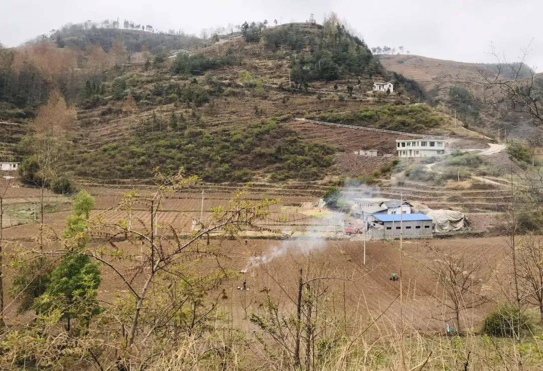 处 主任吴伟清率领的扶贫考察队伍与贵州省赫章县结构乡中山村的乡,村