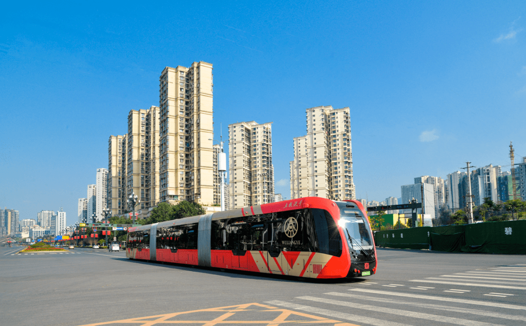 庄歌尔 摄 智轨穿城 五粮液机场通航 ▲宜宾新闻网 张莉 摄