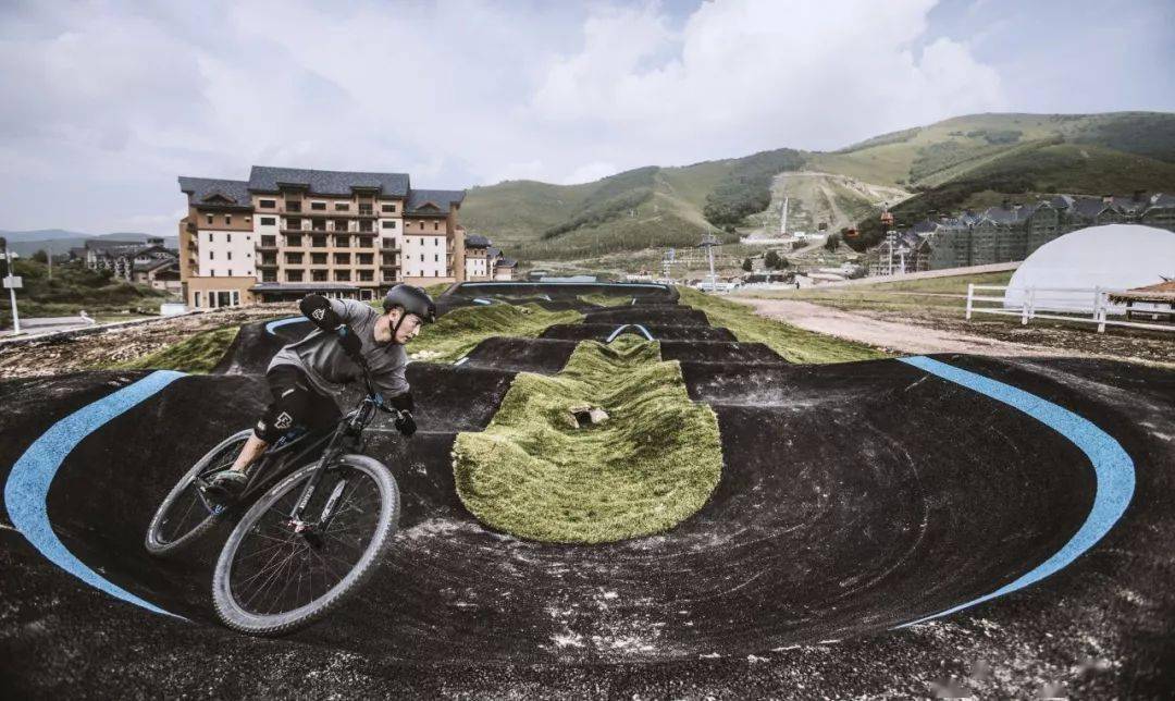 被长板霸占的山地车公园pumptrack已成太舞今夏新宠