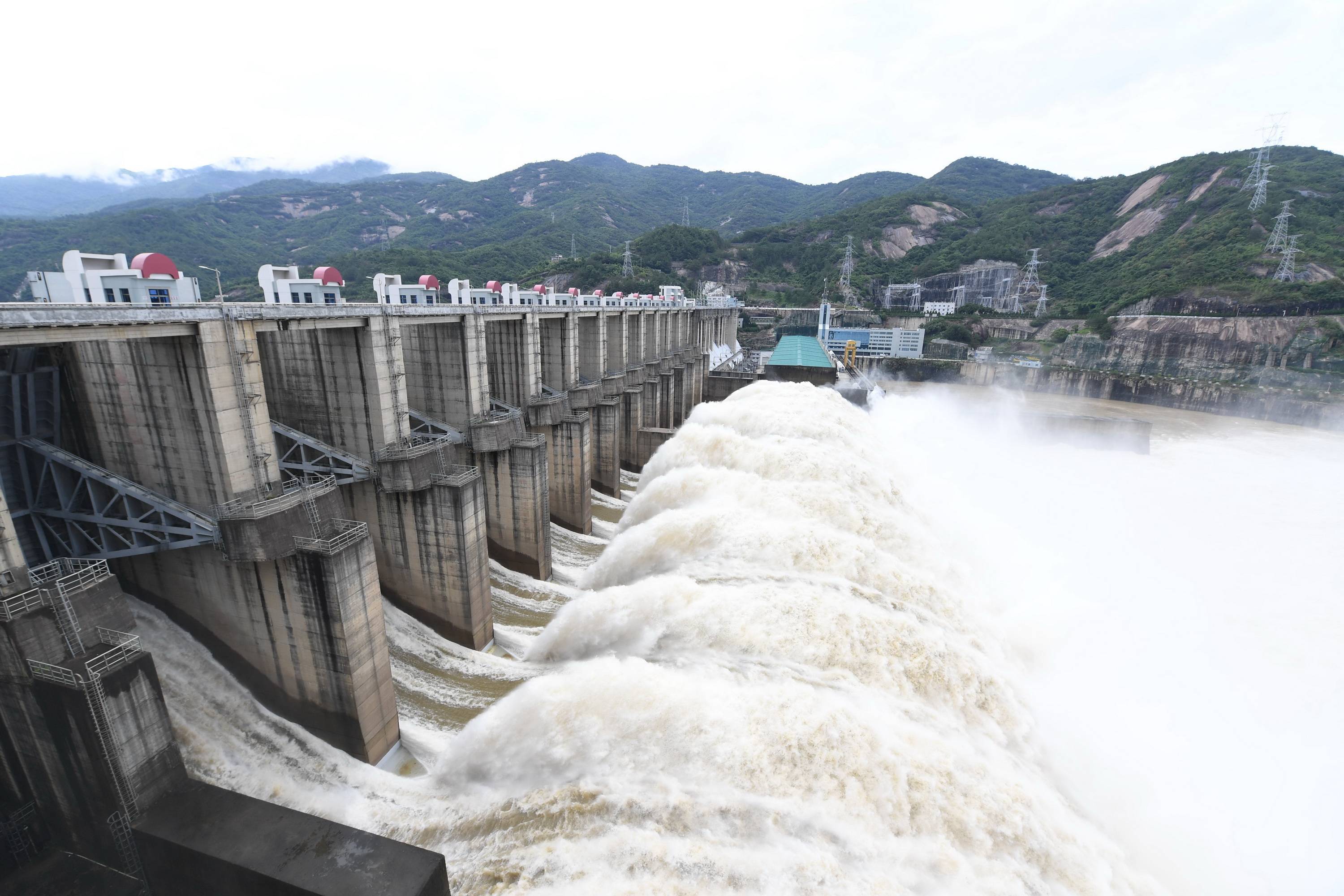 福建水口水电站开闸泄洪