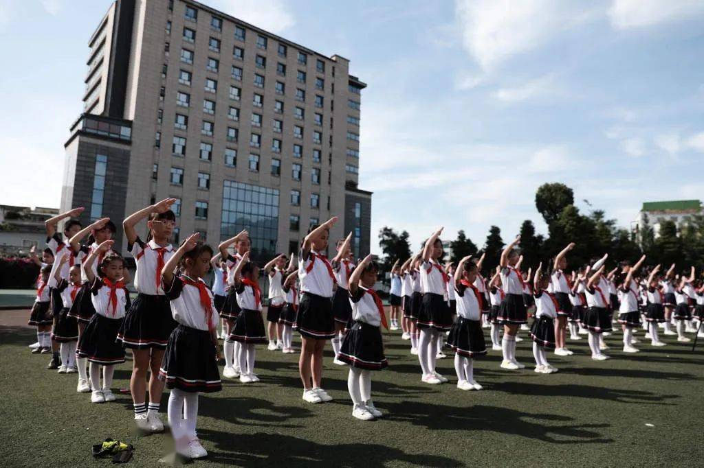 感恩 传承 筑梦——都江堰市光明团结小学一年级入队仪式暨六年级毕业