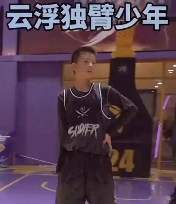 独臂篮球少年正式注册为运动员！网友：上一个这么厉害的人叫杨过
