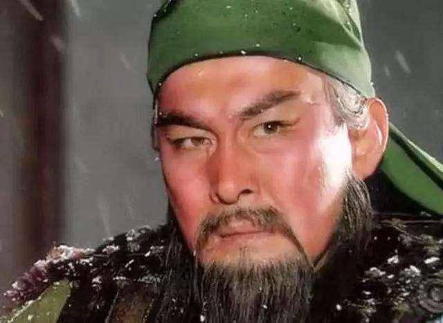 在第一回中:""身长九尺,髯长二尺:面如重枣,唇若涂脂;丹凤眼,卧蚕眉"