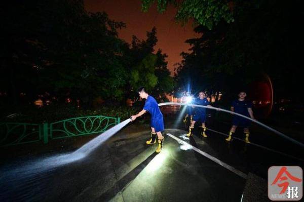 军民|“超警”洪峰过后，柳江河水位下降，军民挑灯奋战忙清淤