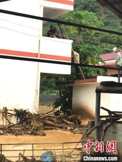 泥石流|广西田林发生泥石流学校运动场被淹没 400多人紧急疏散