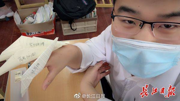 高考|这群高三学子折千纸鹤为理想助力高考倒计时30天