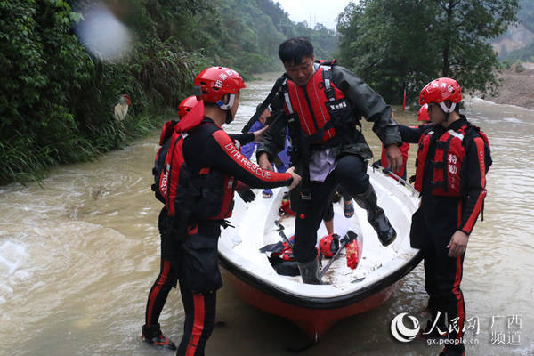 洪水|广西贺州：洪水围困民房 消防紧急营救
