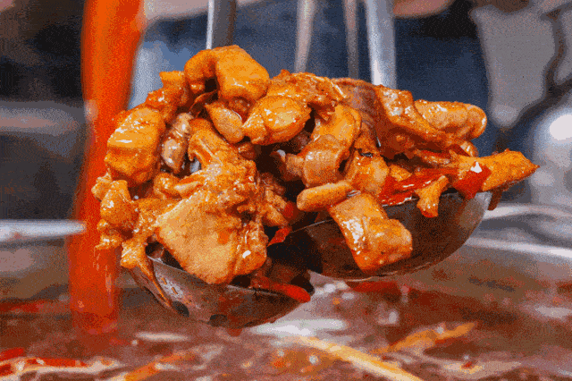 放入锅中,在滚烫的红油锅底中上下起伏,一点点蜕变成美食的样貌