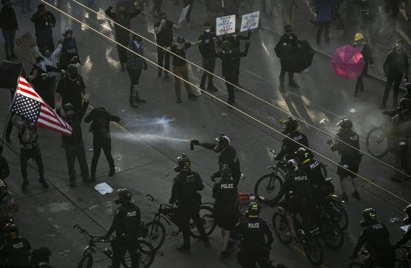 警民|美西雅图抗议活动现场爆警民冲突 警方用闪光弹驱散人群（图）