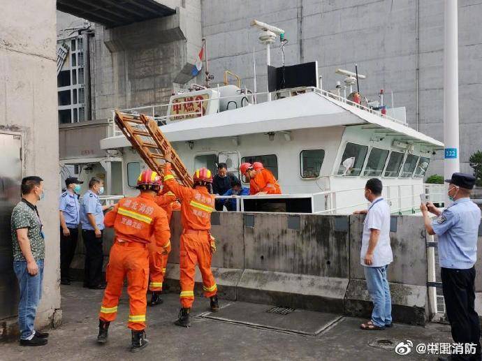 湖北|三峡五级船闸上的紧急救援