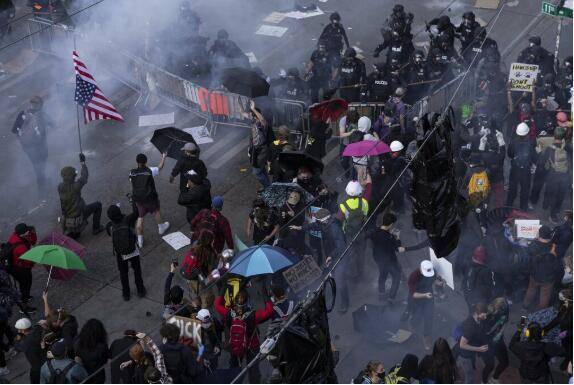 警民|西雅图抗议活动爆警民冲突 警方用闪光弹驱散人群