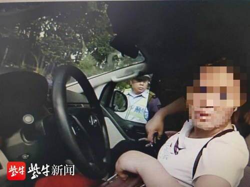 盐城|男子遇交警检查闯卡通行，一查竟然既无证又超员