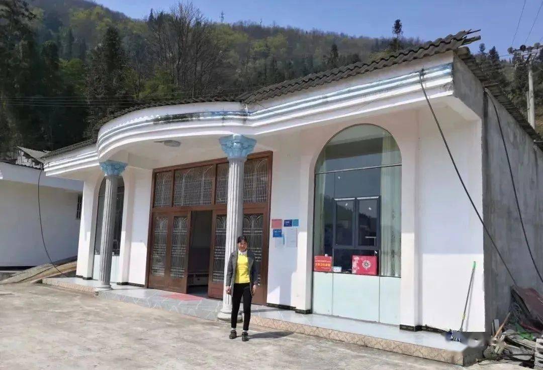 镇雄罗坎一女子独自带着四个子女奔小康