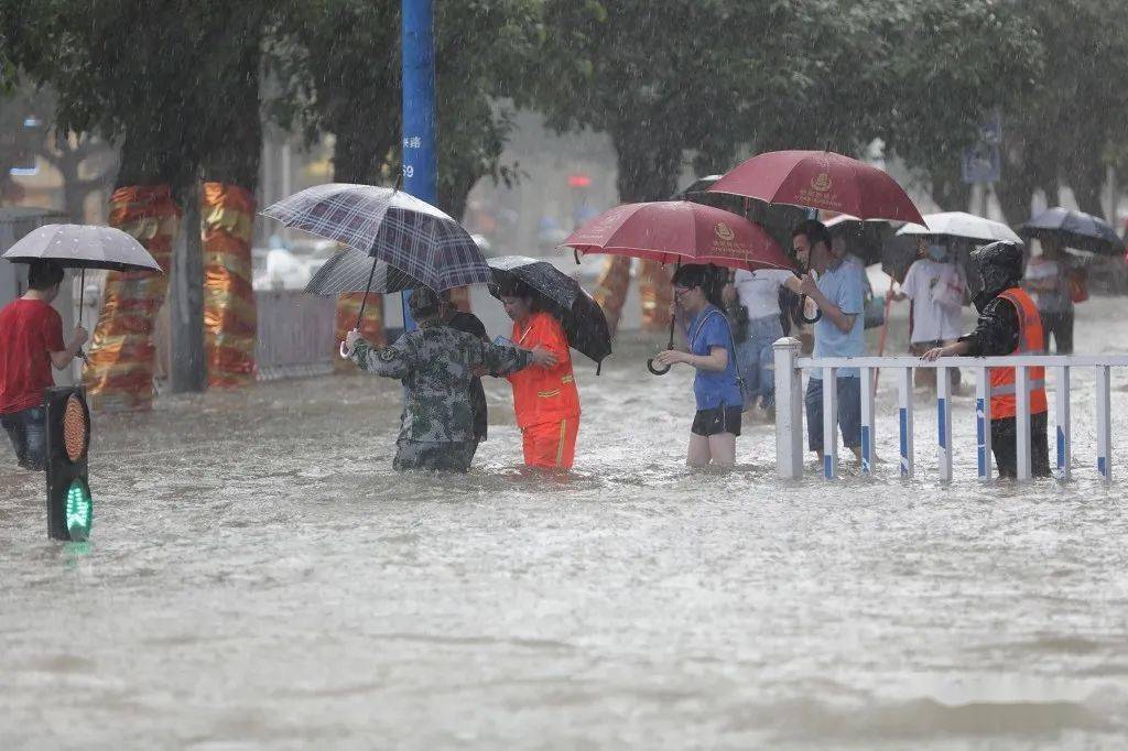 佛冈遭遇大暴雨,但雨中的这些温情与正能量让人很暖心