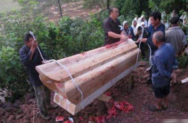 梦见女人抬棺材，梦境背后的深层含义与心理解析