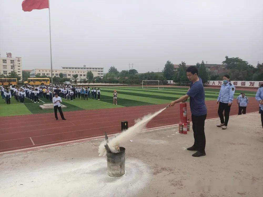 新时代文明实践黄墩镇初级中学举行校车安全演练活动