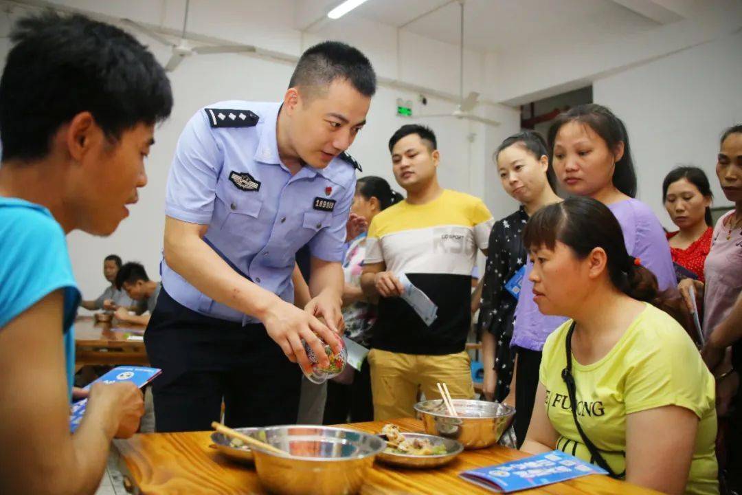搞事情!警察突访工厂食堂,给员工加了一道"硬菜"